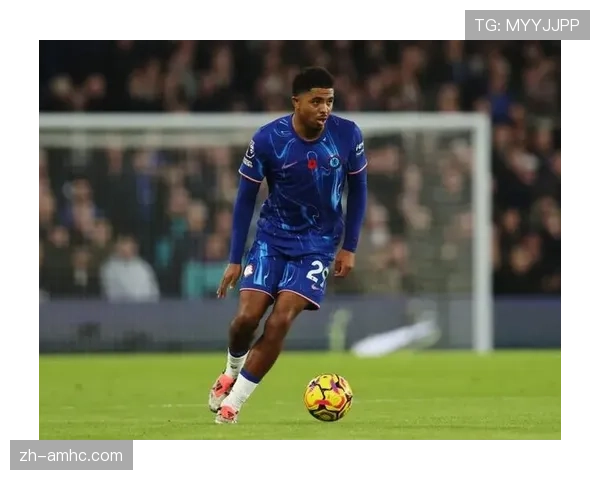 切尔西四后卫平行站位暴露空当 福法纳上抢失误导致防线被穿透